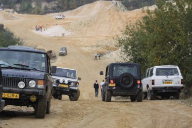 Yol drivig bir kum kazanan çukurda kapalı heyecan verici