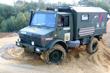 Yol drivig bir kum kazanan çukurda kapalı heyecan verici