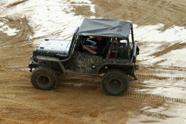 Yol drivig bir kum kazanan çukurda kapalı heyecan verici