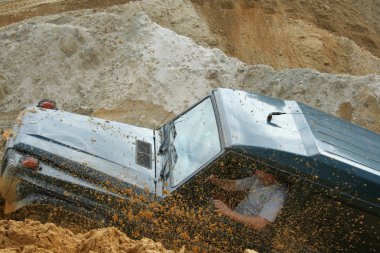 Yol drivig bir kum kazanan çukurda kapalı heyecan verici