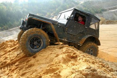 Yol drivig bir kum kazanan çukurda kapalı heyecan verici