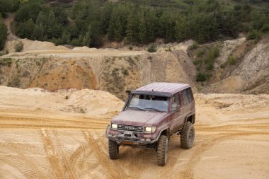 Yol drivig bir kum kazanan çukurda kapalı heyecan verici