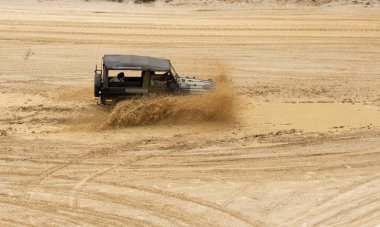 Yol drivig bir kum kazanan çukurda kapalı heyecan verici