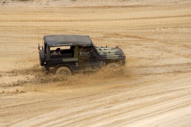 Yol drivig bir kum kazanan çukurda kapalı heyecan verici