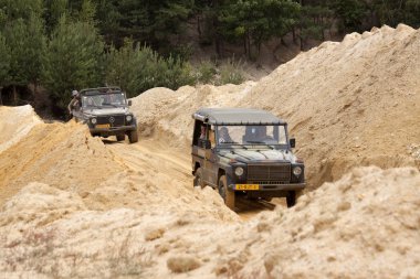 Yol drivig bir kum kazanan çukurda kapalı heyecan verici