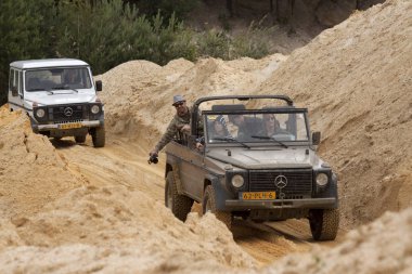Yol drivig bir kum kazanan çukurda kapalı heyecan verici