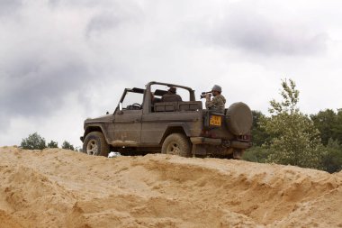 Yol drivig bir kum kazanan çukurda kapalı heyecan verici