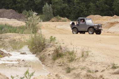 Yol drivig bir kum kazanan çukurda kapalı heyecan verici