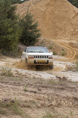 Yol drivig bir kum kazanan çukurda kapalı heyecan verici