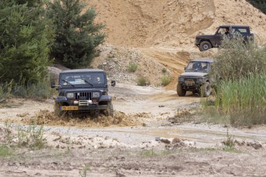 Yol drivig bir kum kazanan çukurda kapalı heyecan verici