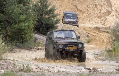 Yol drivig bir kum kazanan çukurda kapalı heyecan verici
