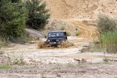 Yol drivig bir kum kazanan çukurda kapalı heyecan verici