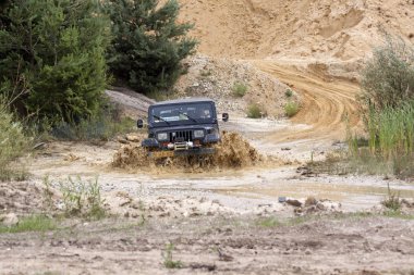 Yol drivig bir kum kazanan çukurda kapalı heyecan verici