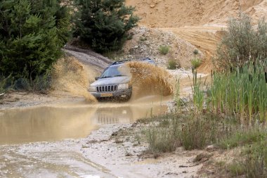 Yol drivig bir kum kazanan çukurda kapalı heyecan verici