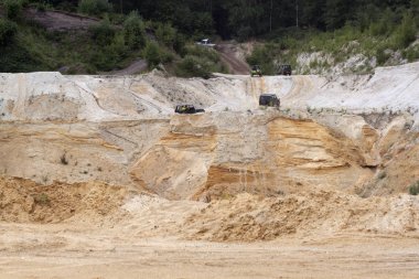 Yol drivig bir kum kazanan çukurda kapalı heyecan verici