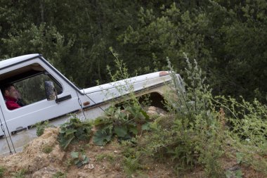 Yol drivig bir kum kazanan çukurda kapalı heyecan verici