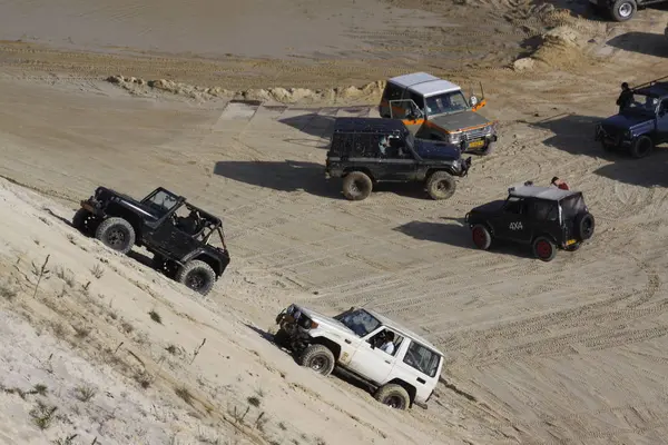 Conduite hors route passionnante dans une fosse de sable gagnant — Photo