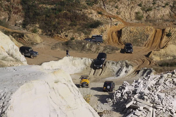 Emocionante fora de estrada drivig em um poço vencedor de areia — Fotografia de Stock