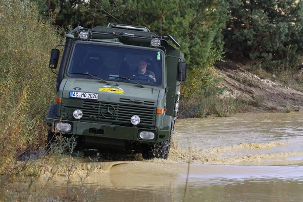 Захоплююче поза дорожнім водієм у піщано-виграшній ямі — стокове фото