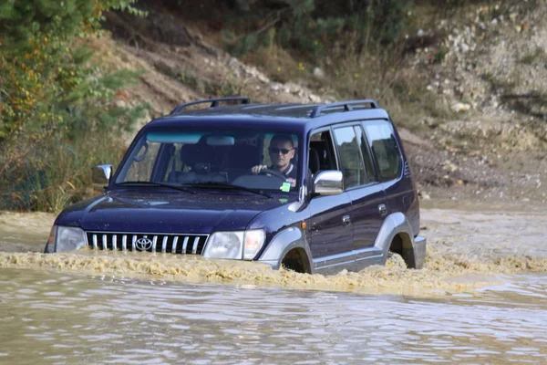 Conduite hors route passionnante dans une fosse de sable gagnant — Photo