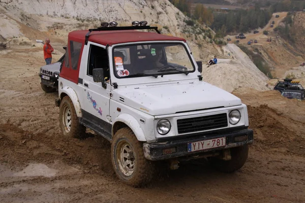 Vzrušující off road drivig v pískové jámě vítězné — Stock fotografie