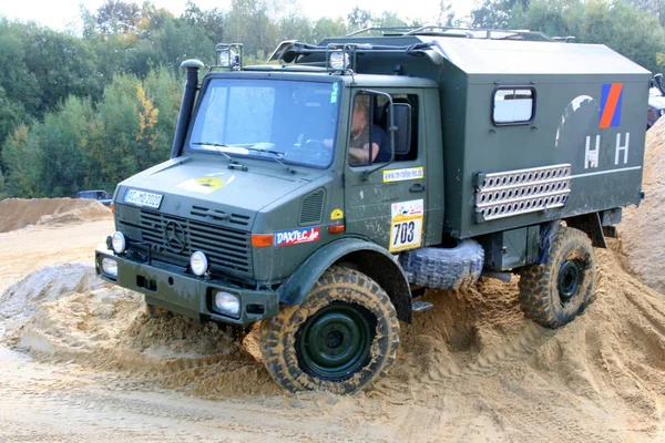 Yol drivig bir kum kazanan çukurda kapalı heyecan verici