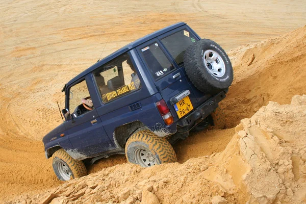 Emocionante fora de estrada drivig em um poço vencedor de areia — Fotografia de Stock