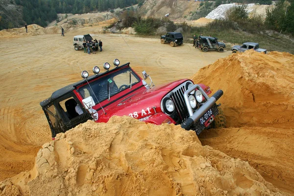 Emocionante fora de estrada drivig em um poço vencedor de areia — Fotografia de Stock