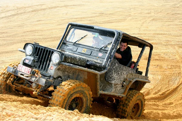 Emocionante fora de estrada drivig em um poço vencedor de areia — Fotografia de Stock