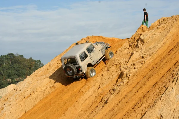 Emozionante fuoristrada drivig in un pozzo di sabbia vincente — Foto Stock