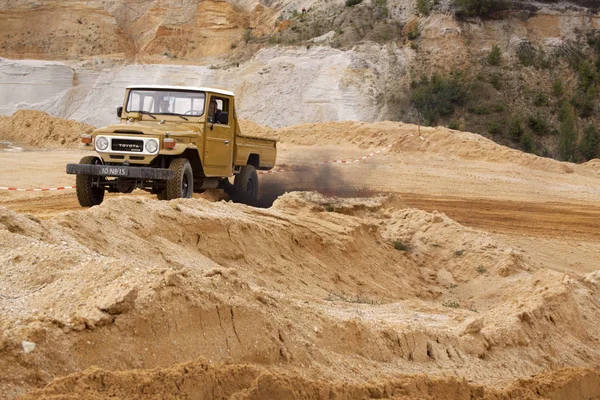 Emozionante fuoristrada drivig in un pozzo di sabbia vincente — Foto Stock