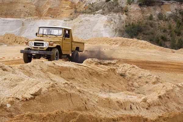 Vzrušující off road drivig v pískové jámě vítězné — Stock fotografie