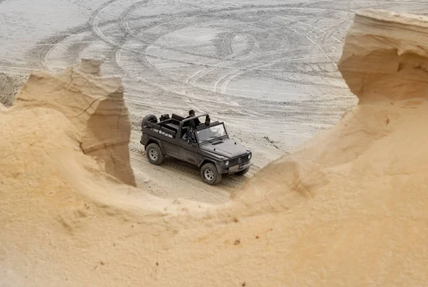 Yol drivig bir kum kazanan çukurda kapalı heyecan verici