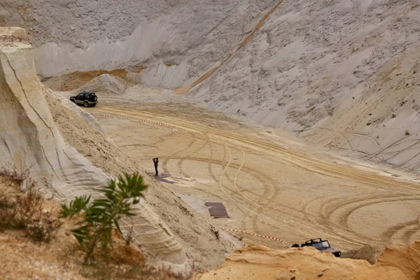 Aufregendes Offroad-Drivig in einer Sandgrube — Stockfoto