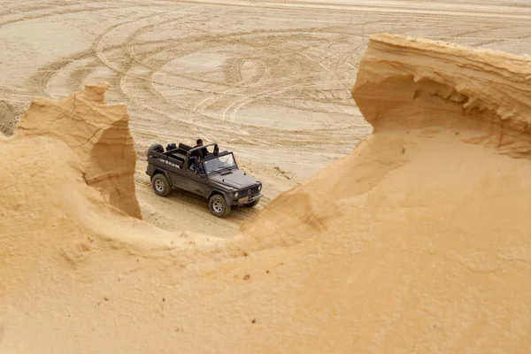 Emocionante fora de estrada drivig em um poço vencedor de areia — Fotografia de Stock