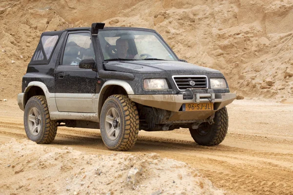 Aufregendes Offroad-Drivig in einer Sandgrube — Stockfoto