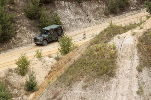 Захоплююче поза дорожнім водієм у піщано-виграшній ямі — стокове фото