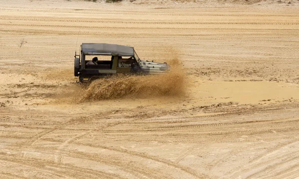Yol drivig bir kum kazanan çukurda kapalı heyecan verici