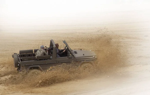 Aufregendes Offroad-Drivig in einer Sandgrube — Stockfoto