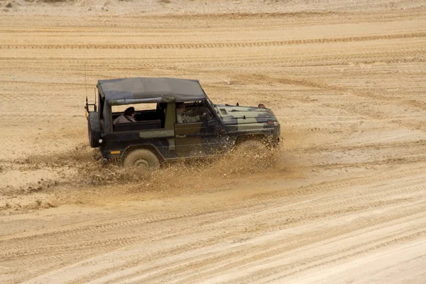 Yol drivig bir kum kazanan çukurda kapalı heyecan verici