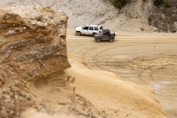 Conduite hors route passionnante dans une fosse de sable gagnant — Photo