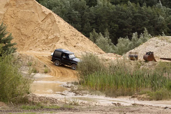 Συναρπαστικό off road drivig για ένα κερδίζοντας σκάμμα με άμμο — Φωτογραφία Αρχείου