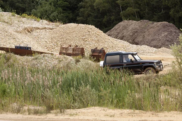 Emocionante fora de estrada drivig em um poço vencedor de areia — Fotografia de Stock