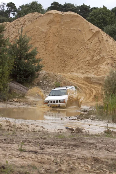 Yol drivig bir kum kazanan çukurda kapalı heyecan verici