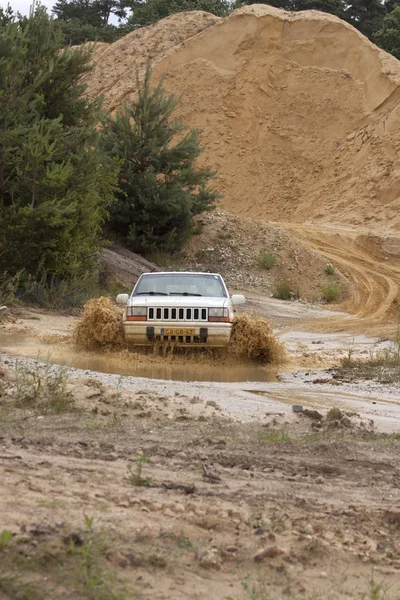 Conduite hors route passionnante dans une fosse de sable gagnant — Photo