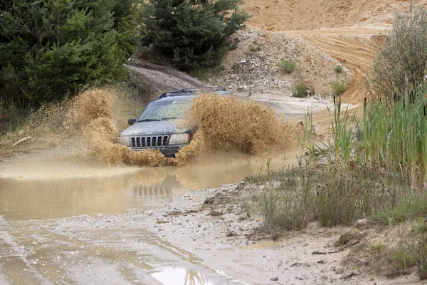 Emocionante drivig fuera de carretera en un hoyo ganador de arena — Foto de Stock