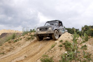 Yol drivig bir kum kazanan çukurda kapalı heyecan verici