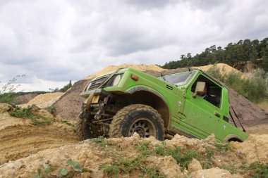 Yol drivig bir kum kazanan çukurda kapalı heyecan verici