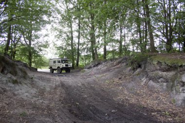 Yol drivig bir kum kazanan çukurda kapalı heyecan verici