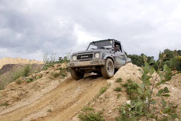 Yol drivig bir kum kazanan çukurda kapalı heyecan verici